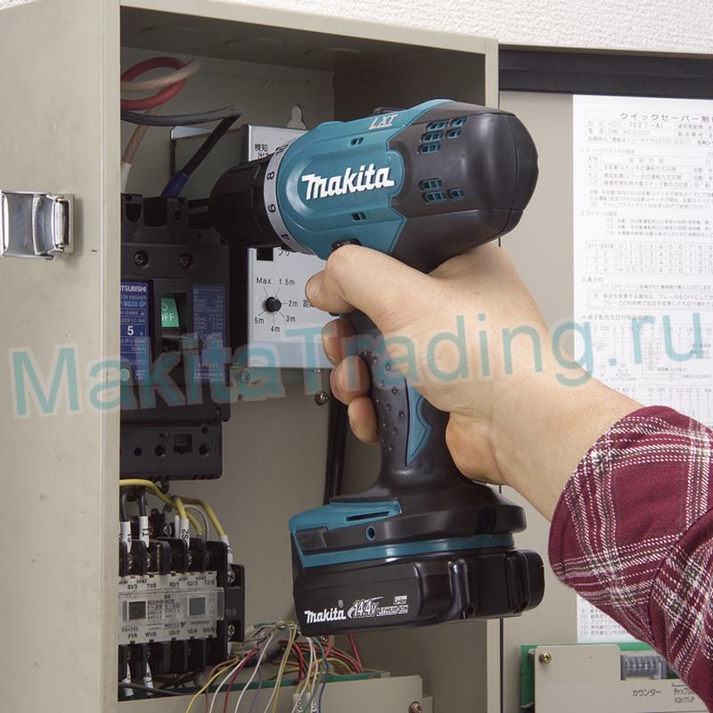 закручивание шуруповертом makita ddf343