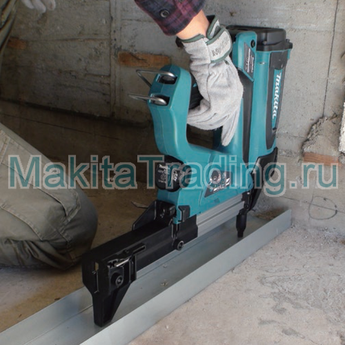 крепление металлического профиля к бетонному полу нейлером makita GN420C